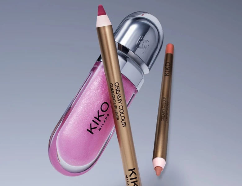 Her ses et billede med læbeprodukter fra KIKO Milano placeret mod en lys baggrund. Der ses blandt andet en lipgloss og læbeblyanter med teksten “Creamy Colour Comfort Lip Liner”. Produkterne er i lyserøde og nude nuancer.