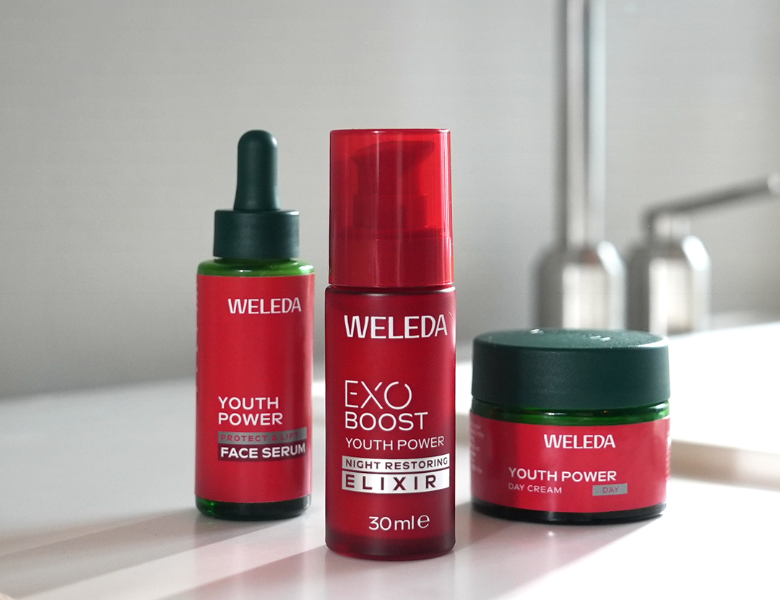 Tre Weleda Youth Power produkter: Protect & Lift ansigtsserum, Exo Boost natreparerende elixir (30 ml) og dagcreme.