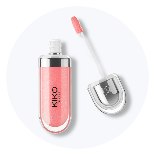 Her ses et billede af en lyderød lipgloss fra Kiko Milano placeret mod en lys baggrund.
