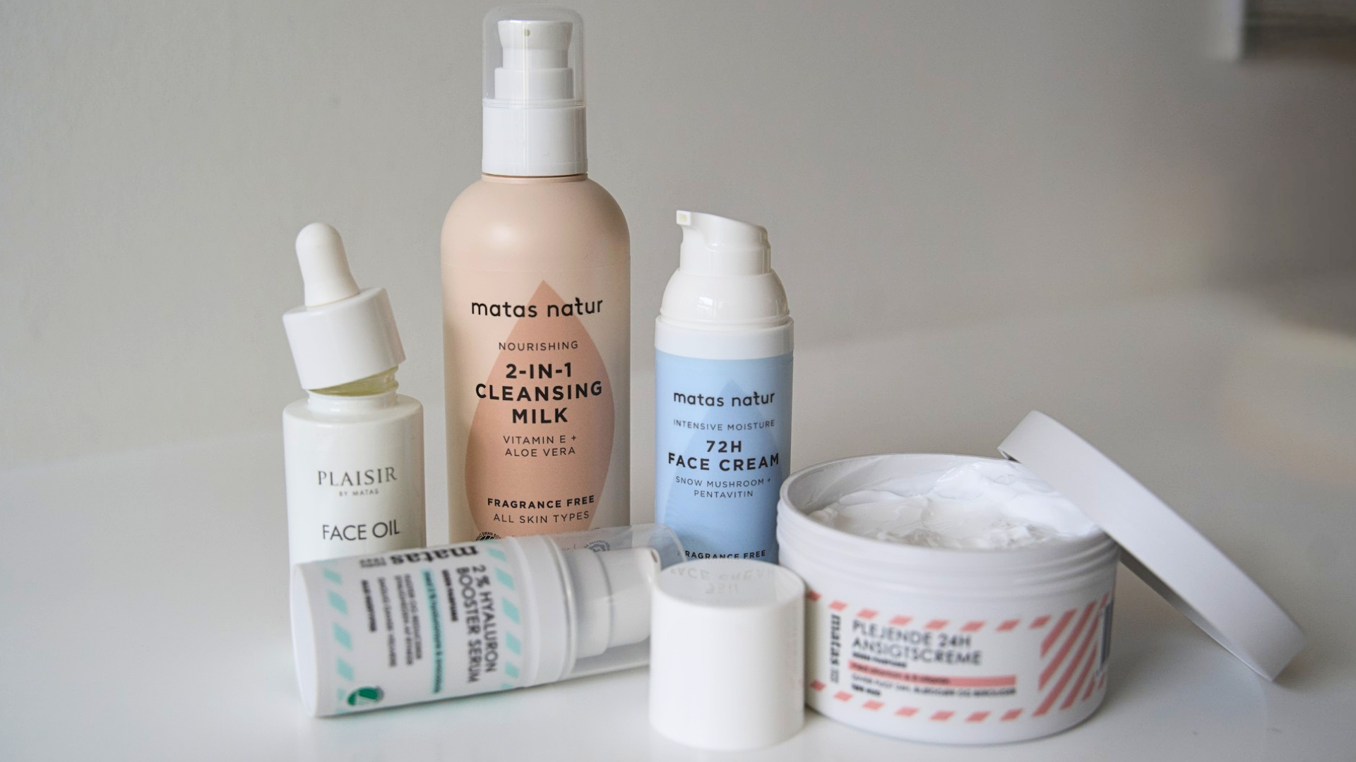 En samling af Matas Natur og Plaisir hudplejeprodukter: rensemælk, ansigtsolie, ansigtscremer og hyaluron serum.