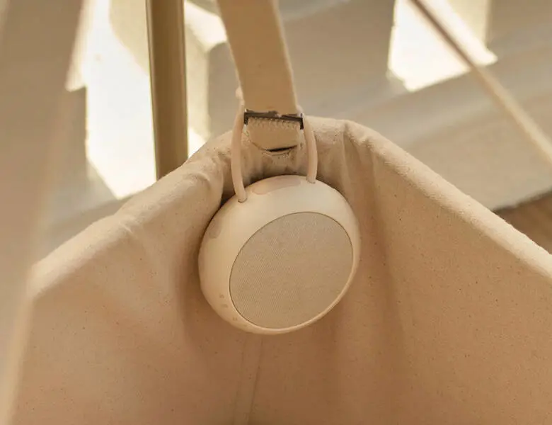 Babymonitor fastgjort en lys slyngevugge. Ses meget tæt på