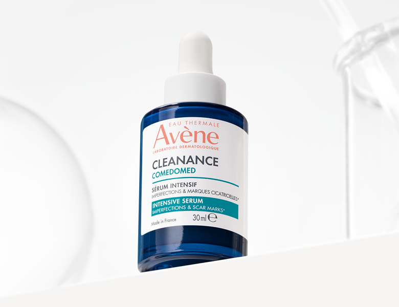 Her ses et Avène Cleanance serum i blå glasflaske med pipette på en lys baggrund.