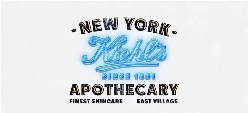 Her ses en hvid baggrund med et blåt Kiehl's logo i neonlys. Der er sort skrift både over og under logoet.