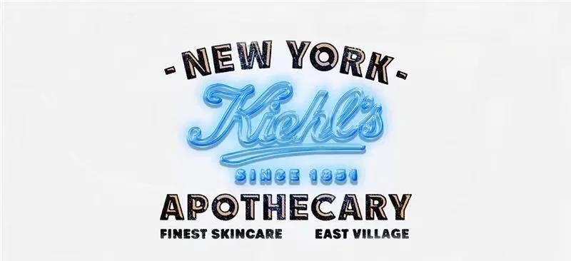 Her ses en hvid baggrund med et blåt Kiehl's logo i neonlys. Der er sort skrift både over og under logoet. 