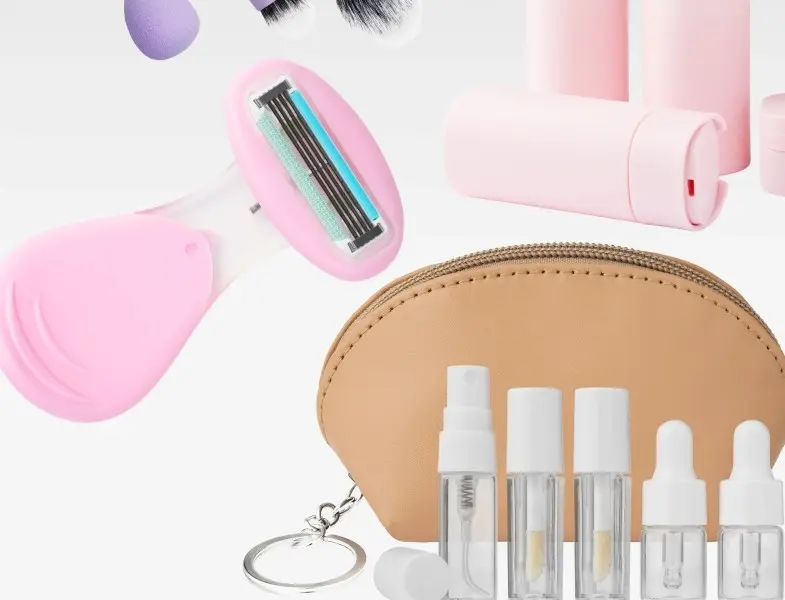 Her ses et billede med rejse- og beautyaccessories placeret mod en lys baggrund. Der ses blandt andet en barberhøvl, små beholdere til væsker, en beige toilettaske med lynlås og forskellige makeup- og plejeredskaber i pink og lilla nuancer.