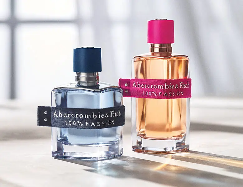 Her ses en lys baggrund med to Abercrombie & Fitch parfumer - en blå og en pink.