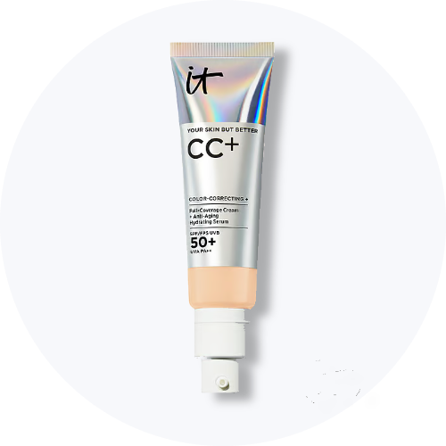 Her ses IT Cosmetics Your Skin But Better CC+ Cream i en sølvfarvet tube med pumpe. På emballagen står blandt andet “CC+”, “Color-Correcting Full Coverage Cream” og “SPF 50+”.