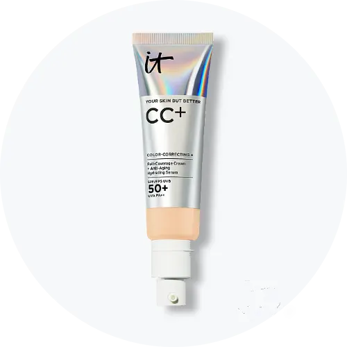Her ses IT Cosmetics Your Skin But Better CC+ Cream i en sølvfarvet tube med pumpe. På emballagen står blandt andet “CC+”, “Color-Correcting Full Coverage Cream” og “SPF 50+”.