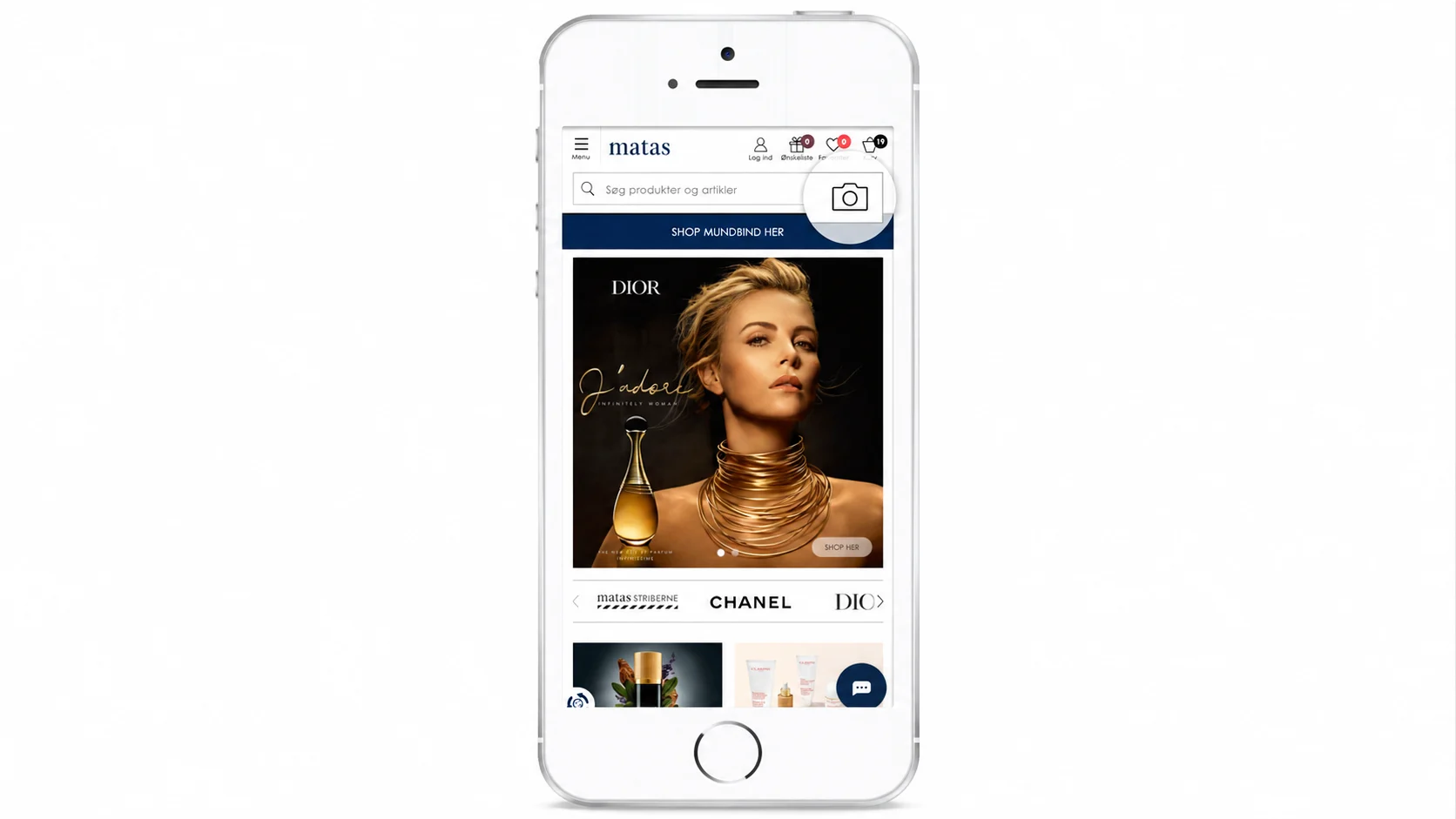 Her ses en hvid iPhone. Skærmen viser forsiden af Matas appen, hvor der er et kamera-ikon i øverste højre hjørne.