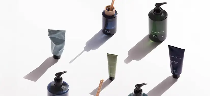 Her ses en hvid baggrund med flere Skandinavisk produkter. Billedet er oppefra. 
