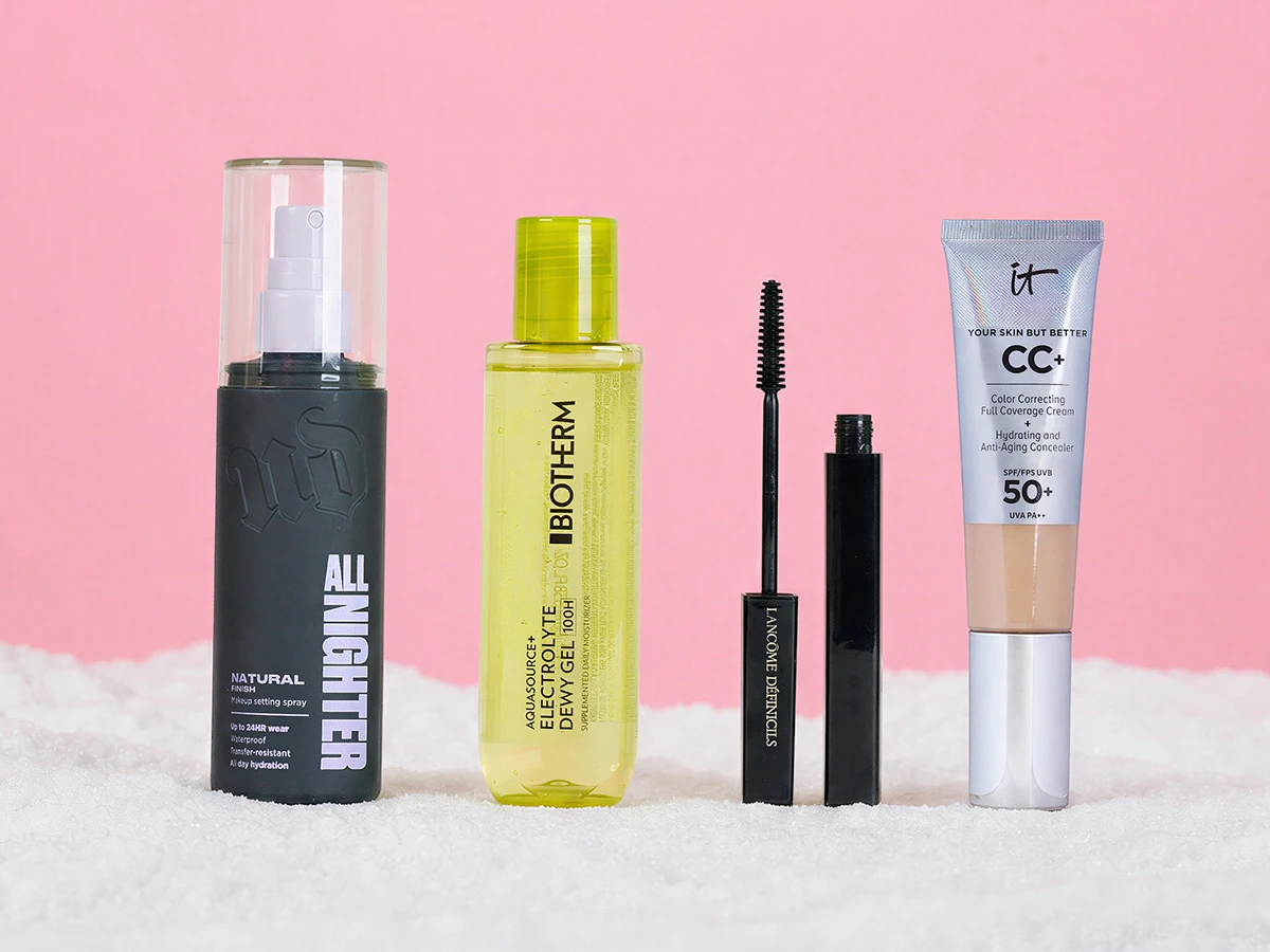 Fire skønhedsprodukter: Urban Decay All Nighter Makeup Setting Spray, Biotherm Aquasource+ Dewy Gel, Lancôme Défincils Mascara og IT Cosmetics CC+ Cream SPF 50+.