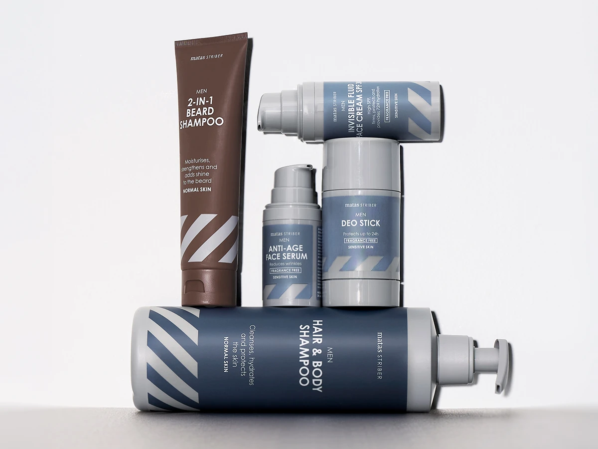 Et udvalg af Matas Striber herreplejeprodukter: skægshampoo, ansigtsserum, deodorant, ansigtscreme og hår- & kropsshampoo.