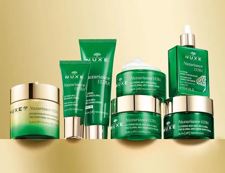 En samling af grønne Nuxe Nuxuriance Ultra hudplejeprodukter, herunder cremer, serum og øjencreme, i forskellige emballager.