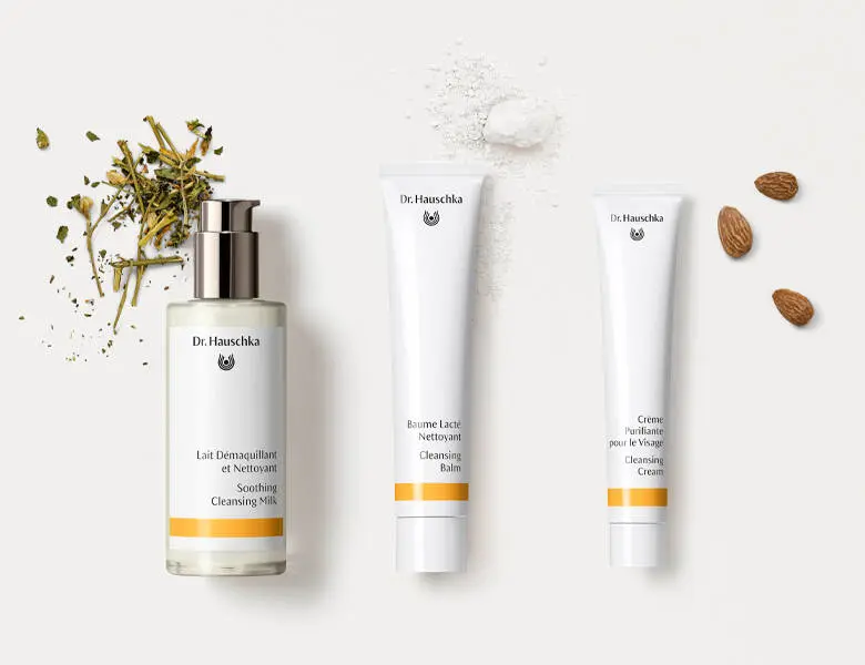 Her ses en hvid baggrund med tre hvide produkter, som alle har en gul stribe. Ud fra hvert produkt ligger nogle ingredienser.