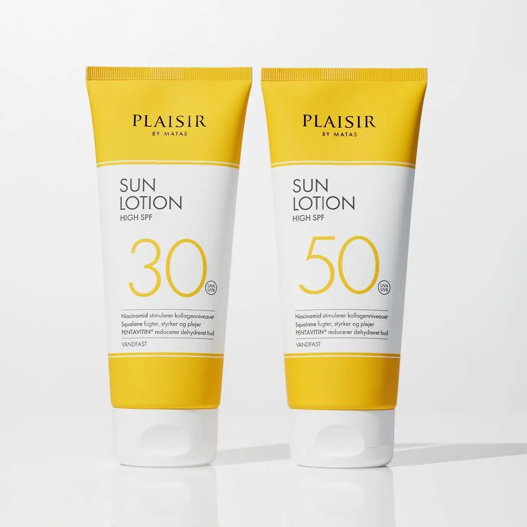To solcremer fra Plaisir by Matas står side om side på en lys baggrund. Tuberne er gule og hvide med solfaktor 30 og 50 skrevet tydeligt på forsiden. Produkterne har et enkelt og stilrent design med fokus på solbeskyttelse og hudpleje.