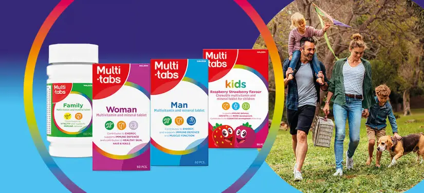 Her ses en glad familie i naturen til højre fir fire forskellige Multi-tabs produkter. Baggrunden er meget farverig.