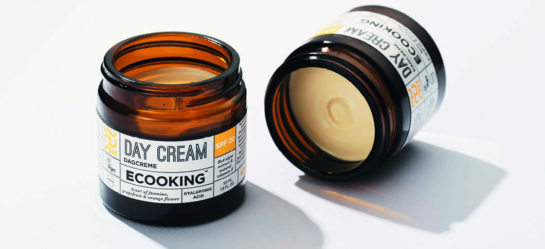 Her ses to ECOOKING produkter, som står op af en badeværelsesvæg.