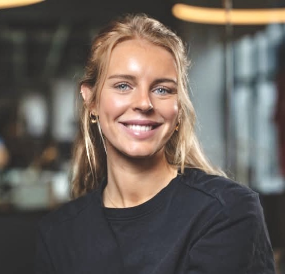 Portræt af smilende lyshåret kvinde  med blå øjne