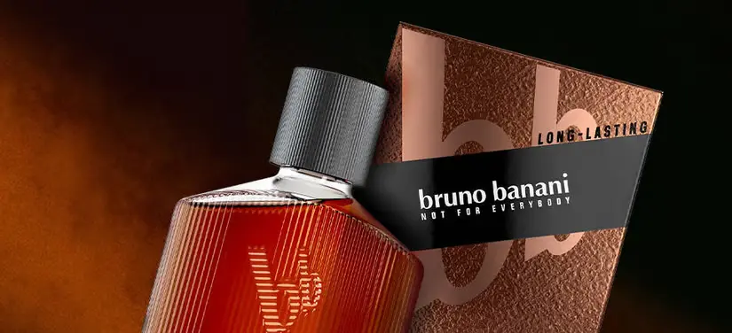 Her ses et Bruno Banani produkt og dets indpakning. Baggrunden er nuancer af brun.