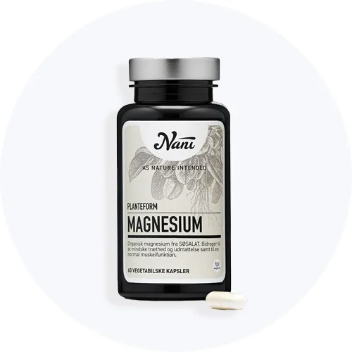 Nani magnesium kosttilskud i mørk flaske med sølvfarvet låg og en enkelt kapsel foran på lys grå baggrund.