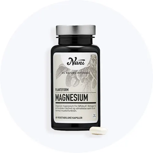 Nani magnesium kosttilskud i mørk flaske med sølvfarvet låg og en enkelt kapsel foran på lys grå baggrund.
