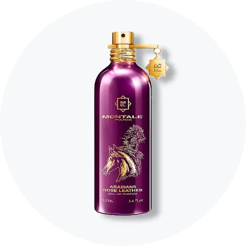 Her ses et billede af en parfumeflakon fra Montale placeret centralt mod en lys, rund baggrund. På flakonen står teksten “MONTALE PARIS ARABIANS ROSE LEATHER”. Flakonen er i metallisk lilla nuance med guldfarvede detaljer og vedhæng.