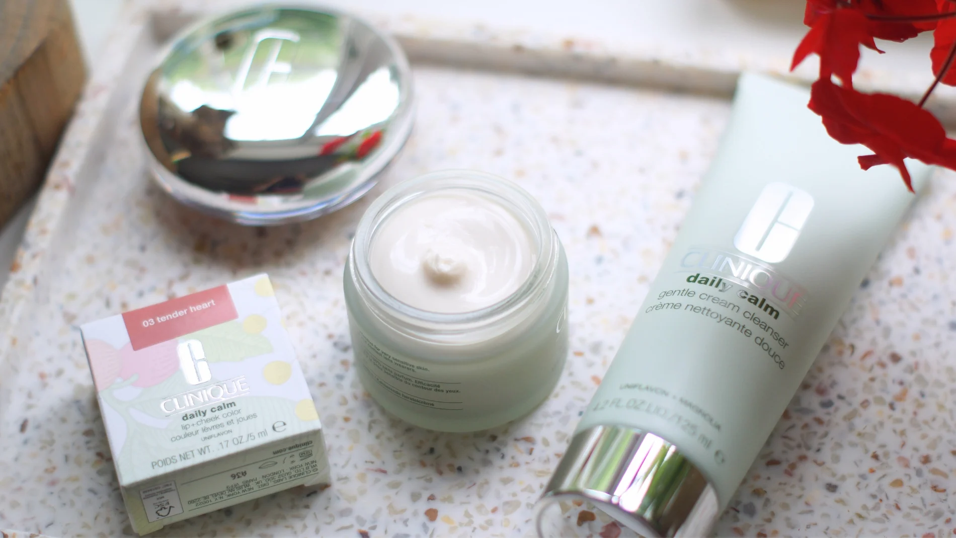 Billede af produkter fra Clinique - makeup og hudpleje til sensitiv hud