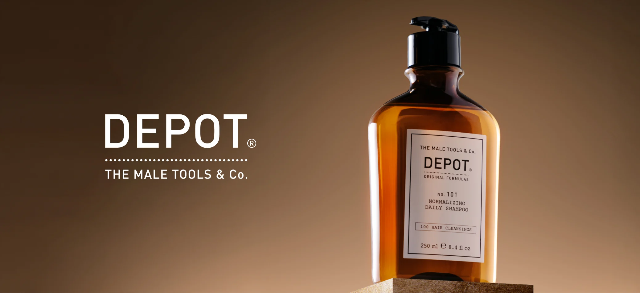 Her ses et kampagnebillede for DEPOT The Male Tools & Co. med No. 101 Normalizing Daily Shampoo i en brun pumpeflaske. Til venstre står teksten “DEPOT – The Male Tools & Co.”.