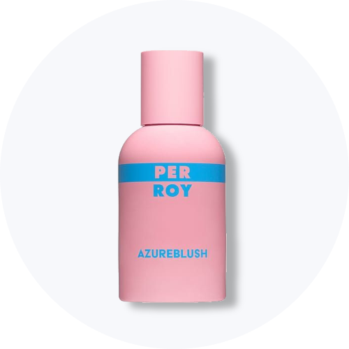 Her ses et billede af en parfumeflakon fra Perroy placeret centralt mod en lys, rund baggrund. På flakonen står teksten “PER ROY” samt “AZUREBLUSH”. Flakonen er i lyserød nuance med blå detaljer.
