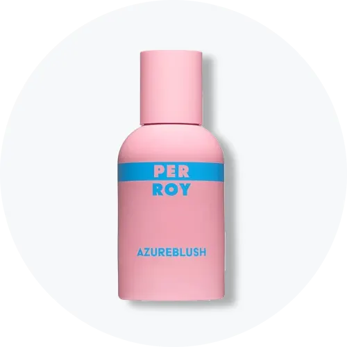 Her ses et billede af en parfumeflakon fra Perroy placeret centralt mod en lys, rund baggrund. På flakonen står teksten “PER ROY” samt “AZUREBLUSH”. Flakonen er i lyserød nuance med blå detaljer.
