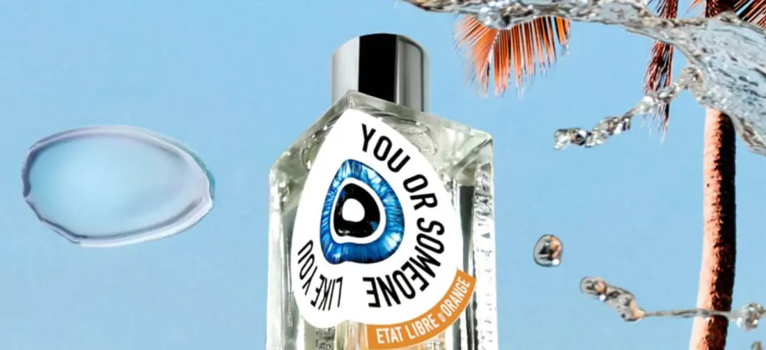 Her ses Etat Libre d’Orange You or Someone Like You Eau de Parfum i en transparent flakon med et blåt øje på etiketten. Flakonen er omgivet af vanddråber og en palme mod en lyseblå baggrund.