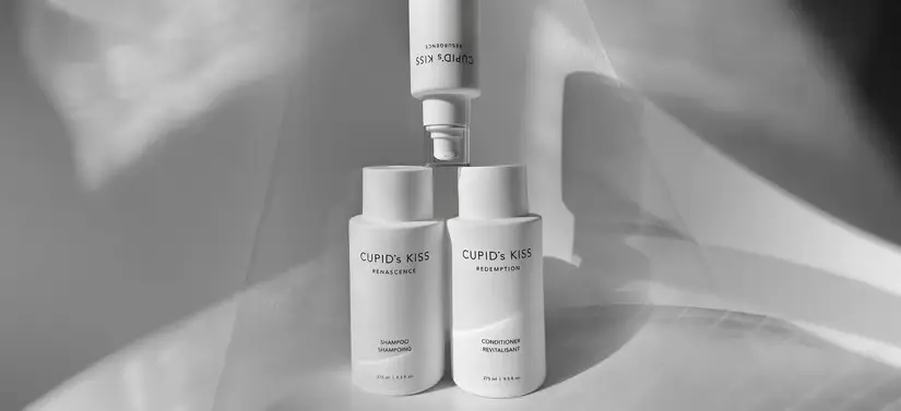 Her ses tre Cupid's Kiss produkter på en hvid baggrund med nogle skygger.