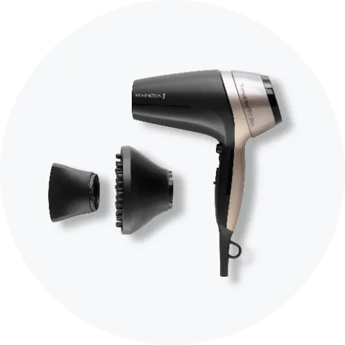 Her ses en Remington hårtørrer i sort og metallisk design sammen med to sorte mundstykker, herunder en diffuser.