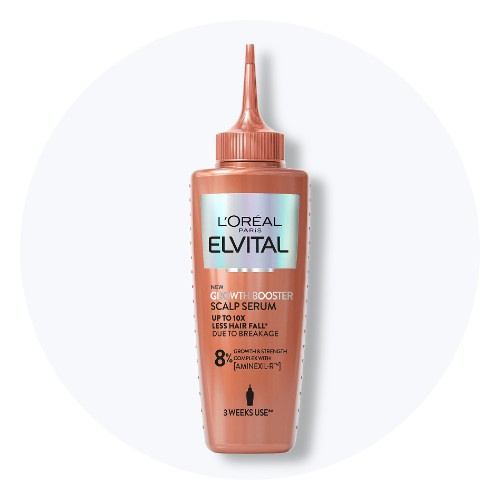 L'Oréal Paris Elvital Growth Booster Scalp Serum flaske i koralfarve. Tekst: "New Growth Booster Scalp Serum. Op til 10x mindre hårtab. 3 ugers brug."