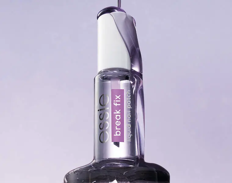 Her ses en lilla baggrund en essie "break fix" på.