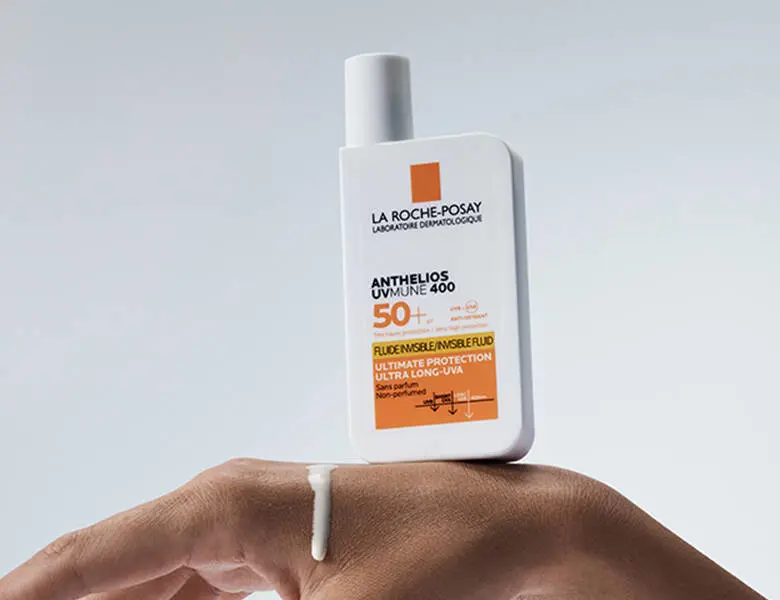 Her ses en håndryg hvorpå et La Roche-Posay produkt står.