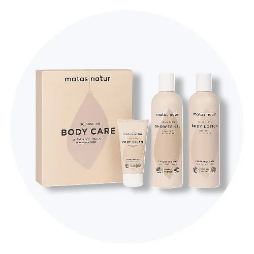 Matas Natur gavesæt med parfumefri kropspleje: boks, fodcreme, shower gel og body lotion med aloe vera.