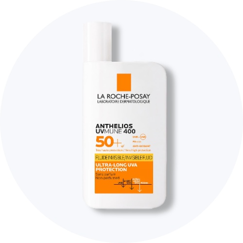 Her ses en La Roche-Posay solcreme med SPF 50+ i hvid emballage på en lys baggrund.