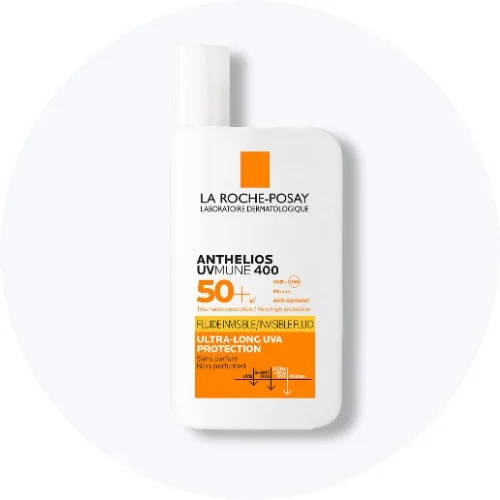 Her ses en La Roche-Posay solcreme med SPF 50+ i hvid emballage på en lys baggrund.
