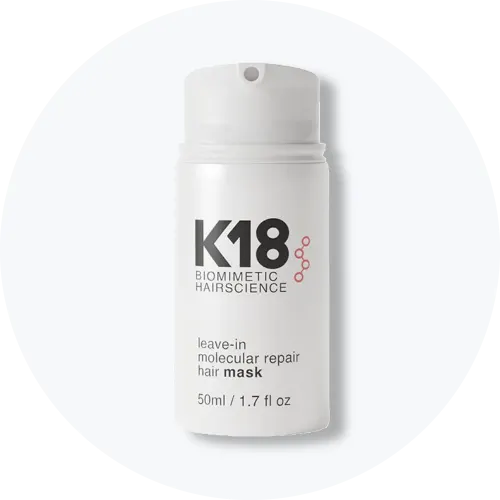 Her ses K18 Leave-In Molecular Repair Hair Mask i en hvid flaske med pumpe. På emballagen står blandt andet “K18 Biomimetic Hairscience”, “Leave-in Molecular Repair Hair Mask” og “50 ml / 1.7 fl oz”