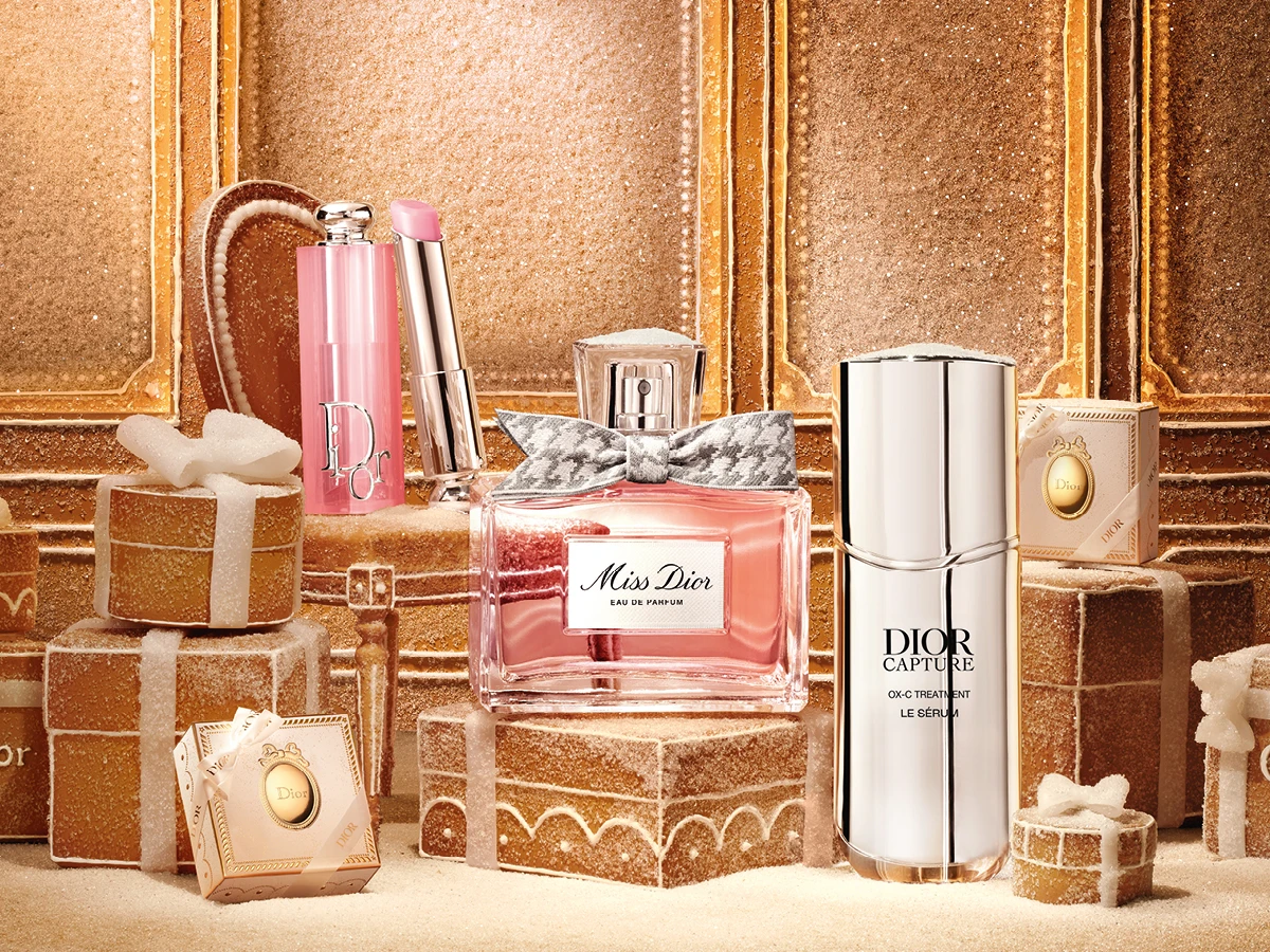 Festlig udstilling med Dior Miss Dior parfume, lyserød læbestift og Dior Capture serum.