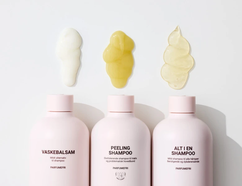 Her ses en hvid baggrund, hvor der ligger tre lyserøde produkter. Ud af dem kommer selve produktet. 