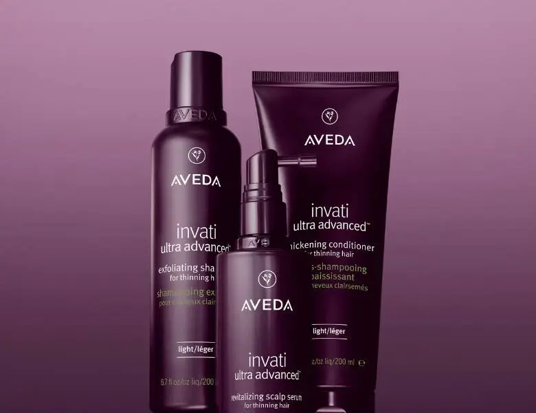 Tre Avedaprodukter på en mørk baggrund