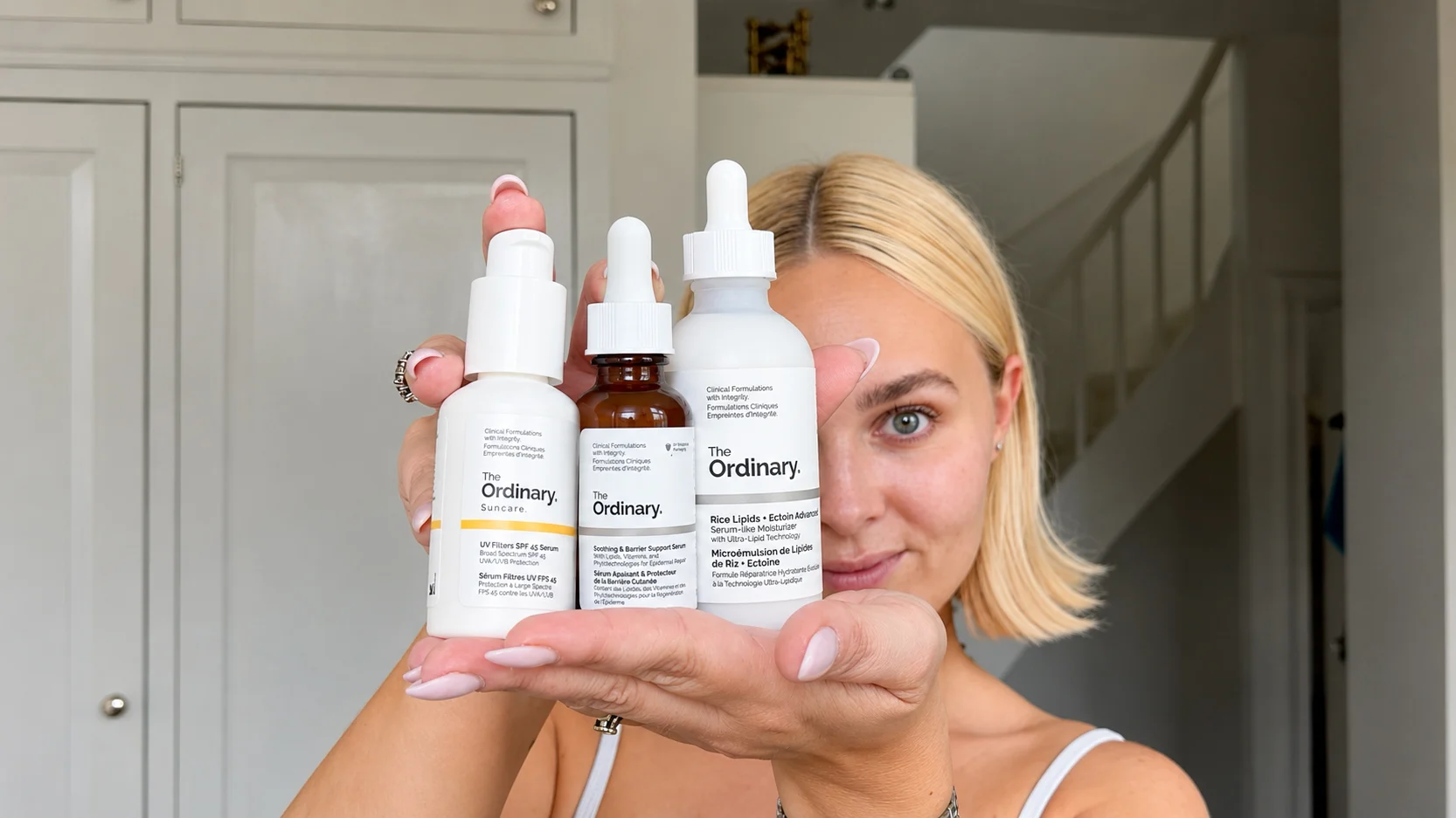 dame med tre hudpleje produkter fra the ordinary