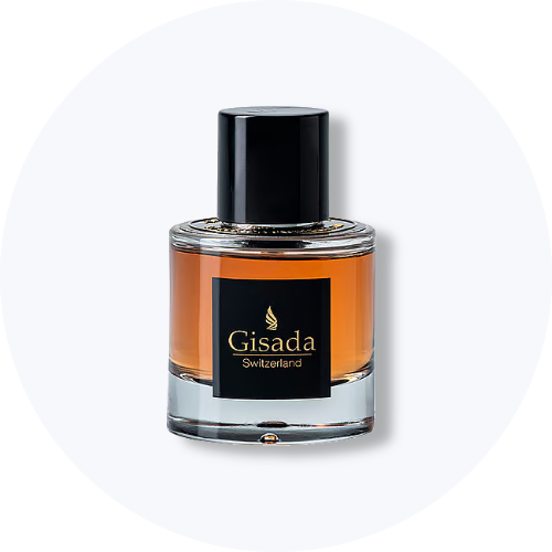 Her ses et billede af en parfumeflakon fra Gisada placeret centralt mod en lys, rund baggrund. På flakonen står teksten “Gisada Switzerland”. Flakonen er i klart glas med ravfarvet indhold og sort låg.