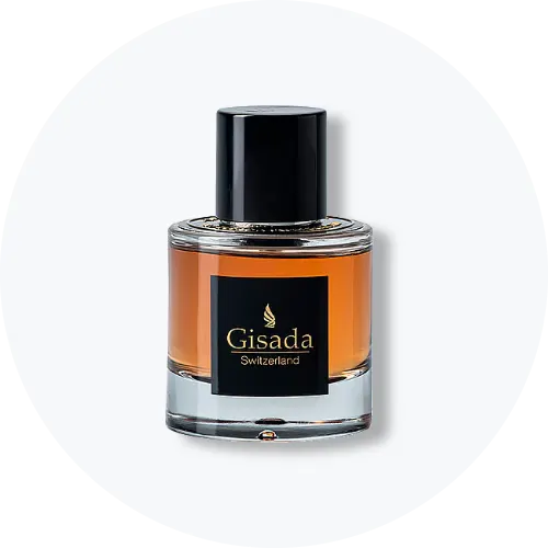 Her ses et billede af en parfumeflakon fra Gisada placeret centralt mod en lys, rund baggrund. På flakonen står teksten “Gisada Switzerland”. Flakonen er i klart glas med ravfarvet indhold og sort låg.