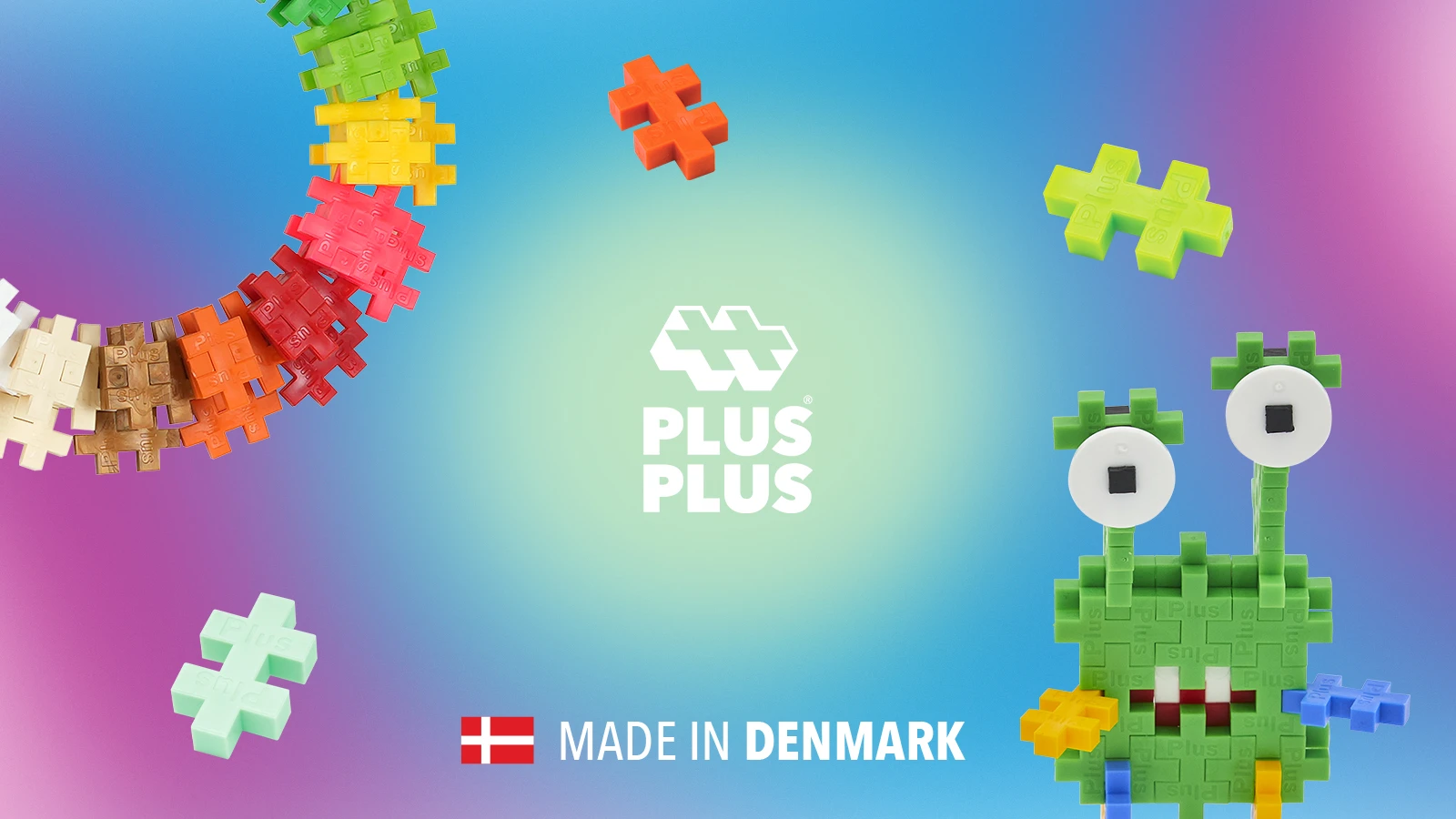 Farverig grafik med PLUS-PLUS byggebrikker i mange farver på en blå, grøn og lilla gradientbaggrund. Til højre er en grøn figur bygget af Plus-Plus-brikker. I midten ses PLUS-PLUS-logoet og teksten “Made in Denmark”.