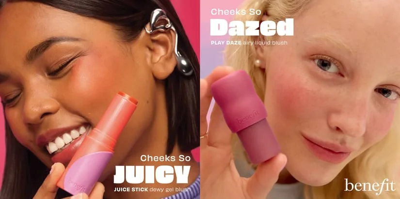 Her ses to side-by-side billeder fra Benefit Cosmetics med tekst overlagt. Til venstre står “Cheeks So JUICY” og “JUICE STICK dewy gel blush”, mens en person holder en koral-lyserød blush-stick ved kinden. Til højre står “Cheeks So Dazed” og “PLAY DAZE airy liquid blush” og "benefit" nede i højre hjørne, mens en anden person holder en lyserød flydende blush ved kinden. Begge billeder har pink baggrunde.