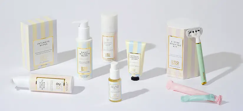 Her ses en hvid baggrund med en masse DeoDoc produkter i lyse farver.