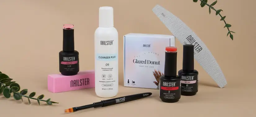 Her ses forskellige Nailster produkter på en beige baggrund.
